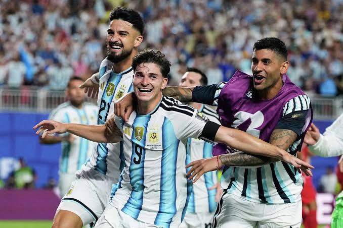 Julián Álvarez Inspires Argentina Past Switzerland to Keep FIFA World Cup Title Dream Alive